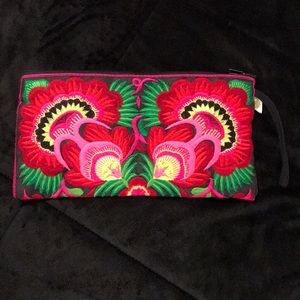 **NEW** Embroidered Wristlet Purse ❤️RED❤️